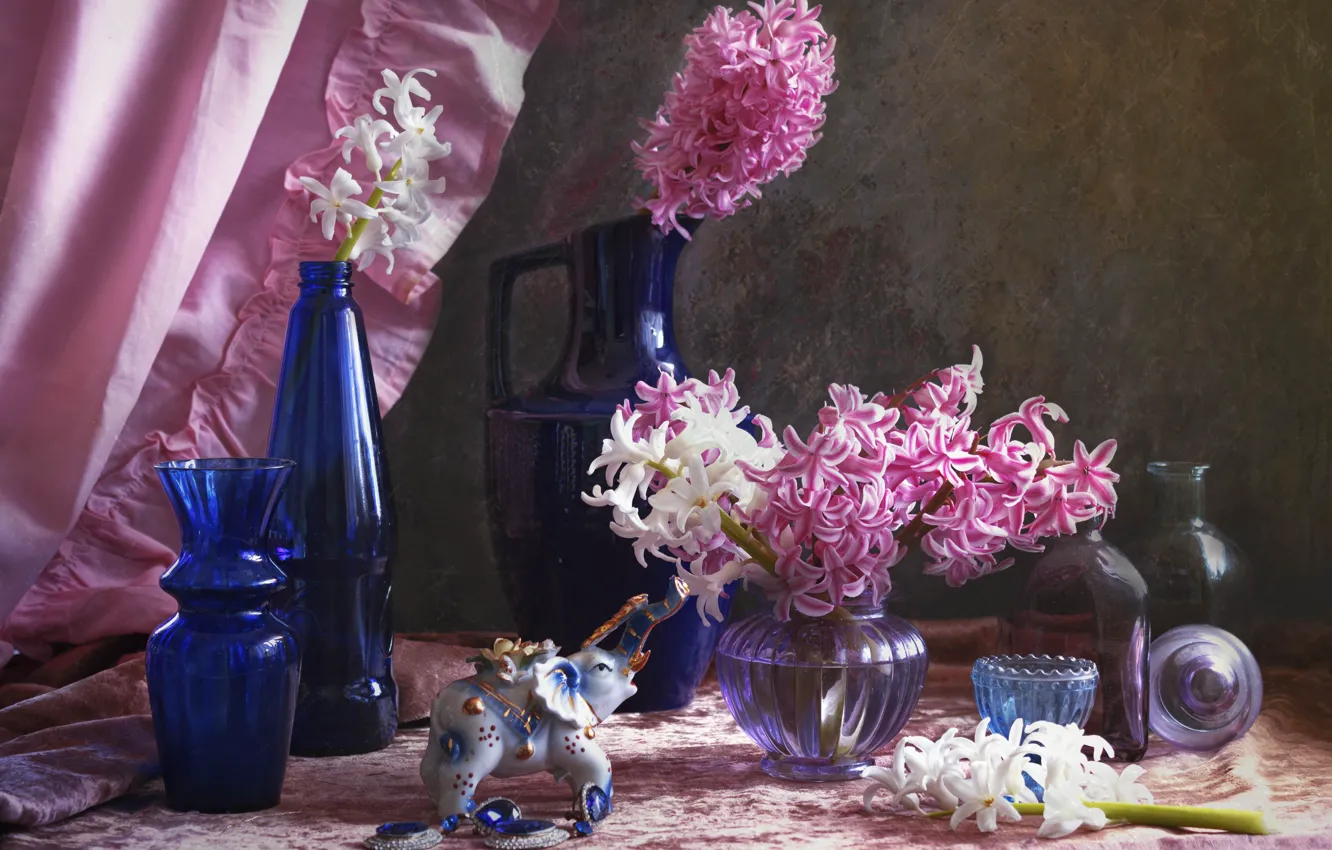 Фото обои цветы, бутылки, кувшин, натюрморт, занавеска, слоник, фигурка, вазы