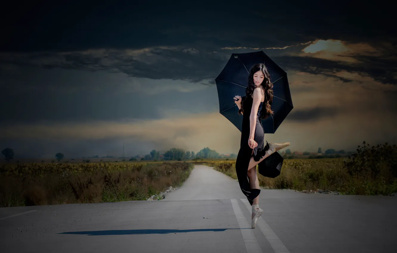 Фото обои дорога, тучи, танец, зонт, девочка, балерина, пуанты