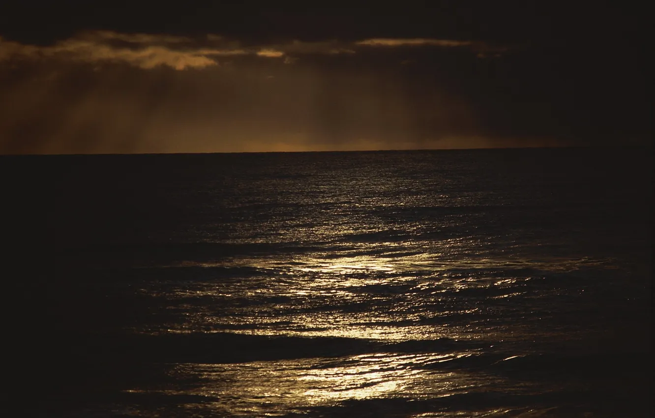 Фото обои вода, тучи, океан, тусклый свет