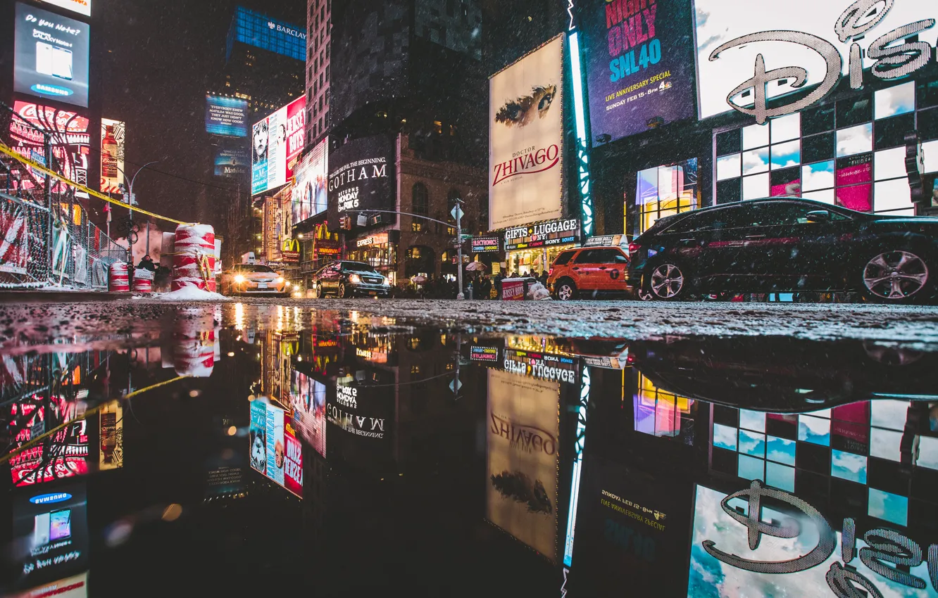 Фото обои отражение, улица, Нью-Йорк, неон, камера, зеркало, лужа, Манхэттен
