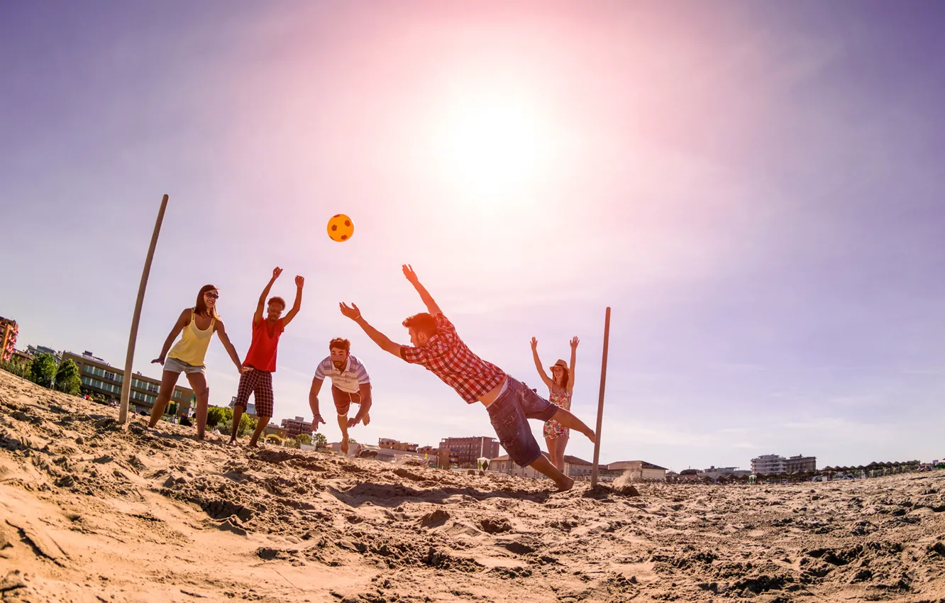 Фото обои песок, пляж, солнце, радость, девушки, настроение, мяч, парни