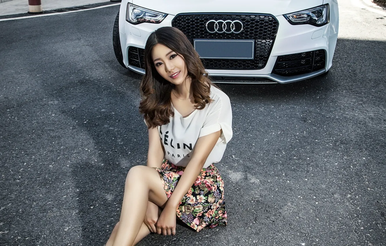 Фото обои взгляд, Audi, Девушки, азиатка, красивая девушка, белый авто, сидит над машиной