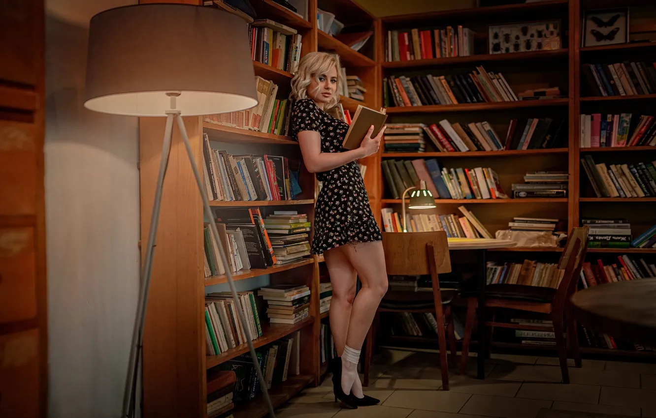 Фото обои девушка, фигура, legs, model, chair, women, blonde, lamp