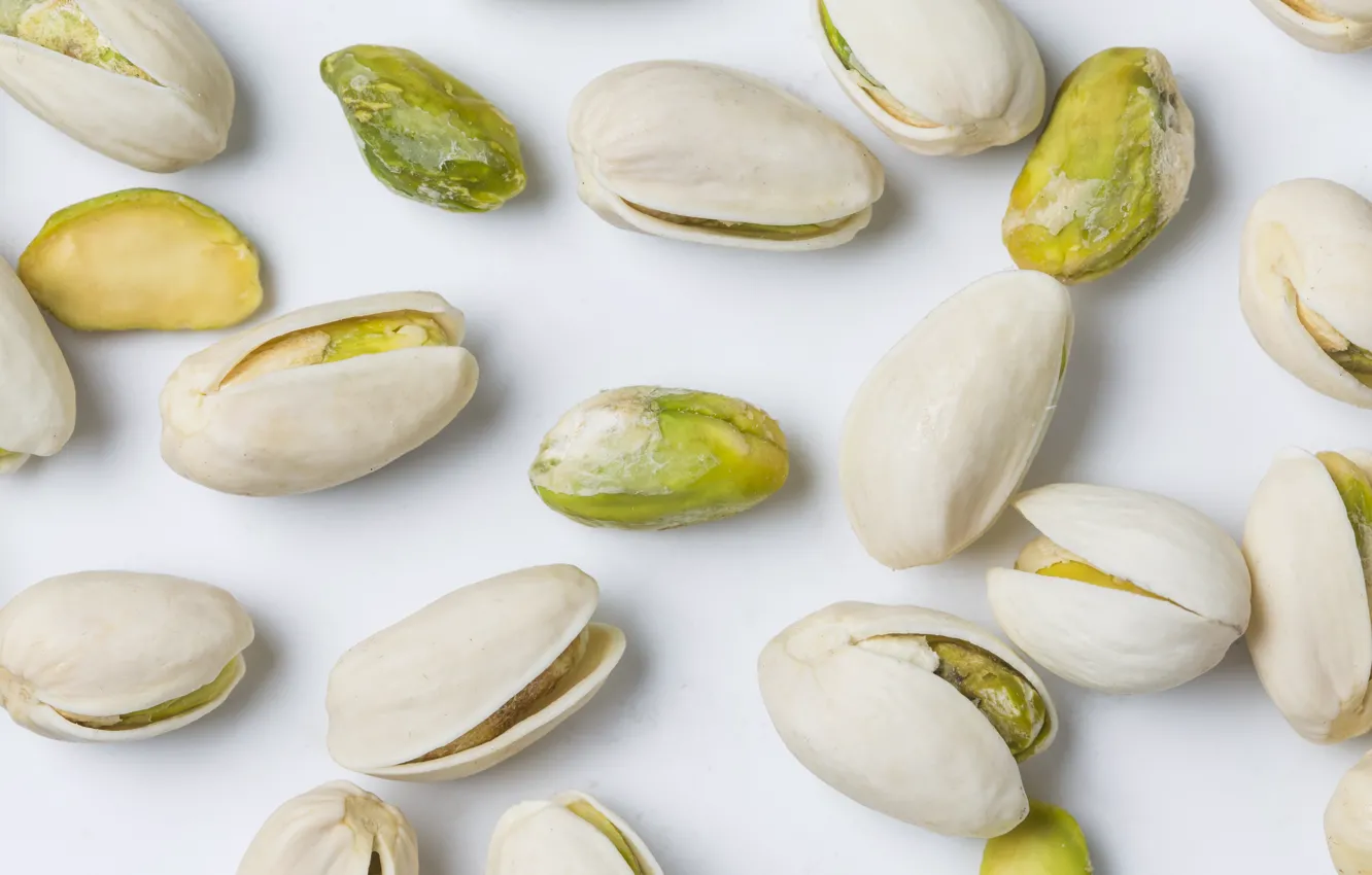 Фото обои белый фон, орехи, nuts, фисташки, pistachios
