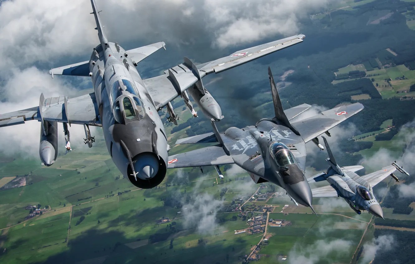 Фото обои F-16, Миг-29, Истребитель-бомбардировщик, F-16 Fighting Falcon, Су-22, Sukhoi Su-22M4, ВВС Польши, Су-22М4