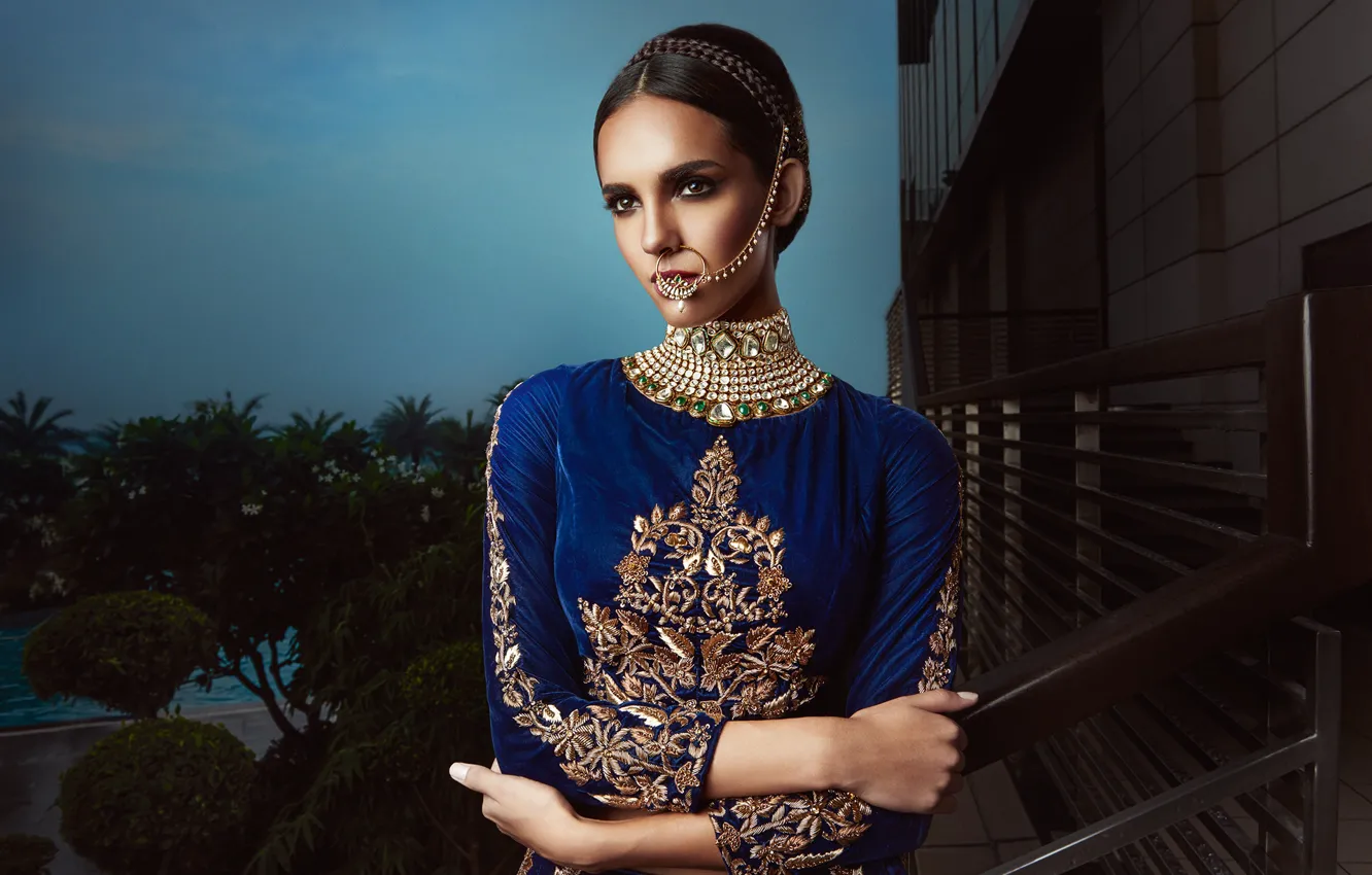 Фото обои model, pose, indian, blue dress, jewelery, traditional dress, nose ring