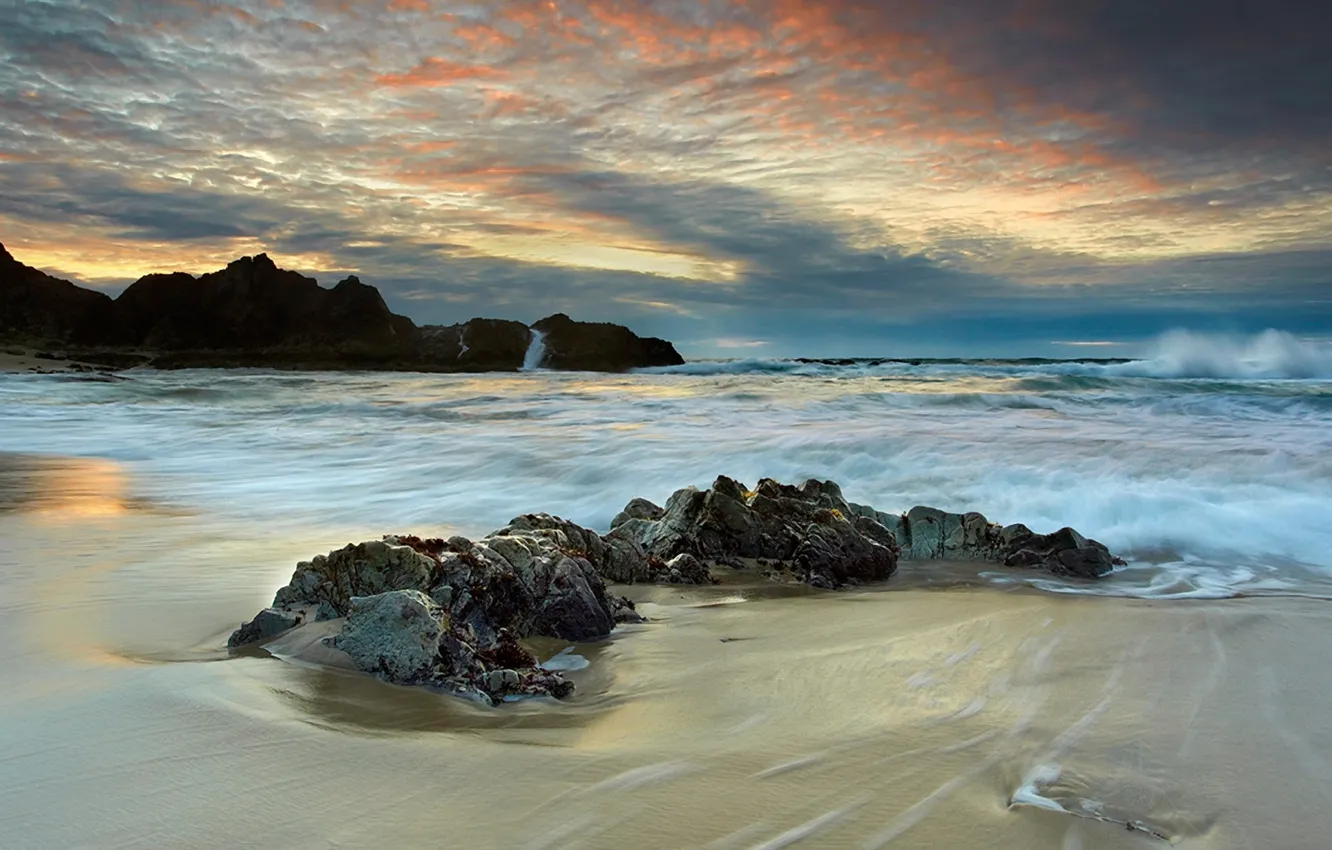 Фото обои море, волны, закат, тучи, камни, скалы, побережье