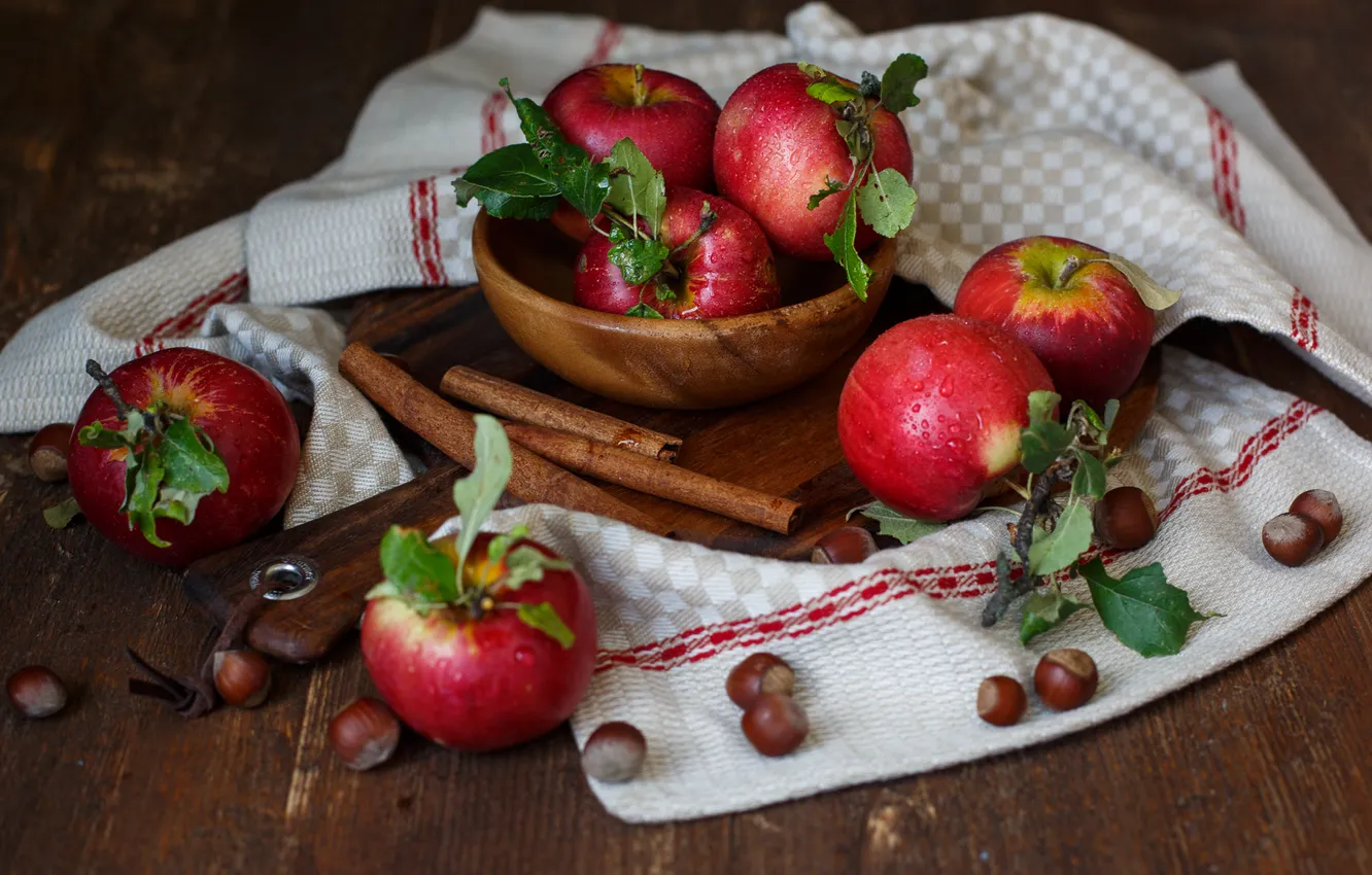Фото обои яблоки, полотенце, орехи, корица