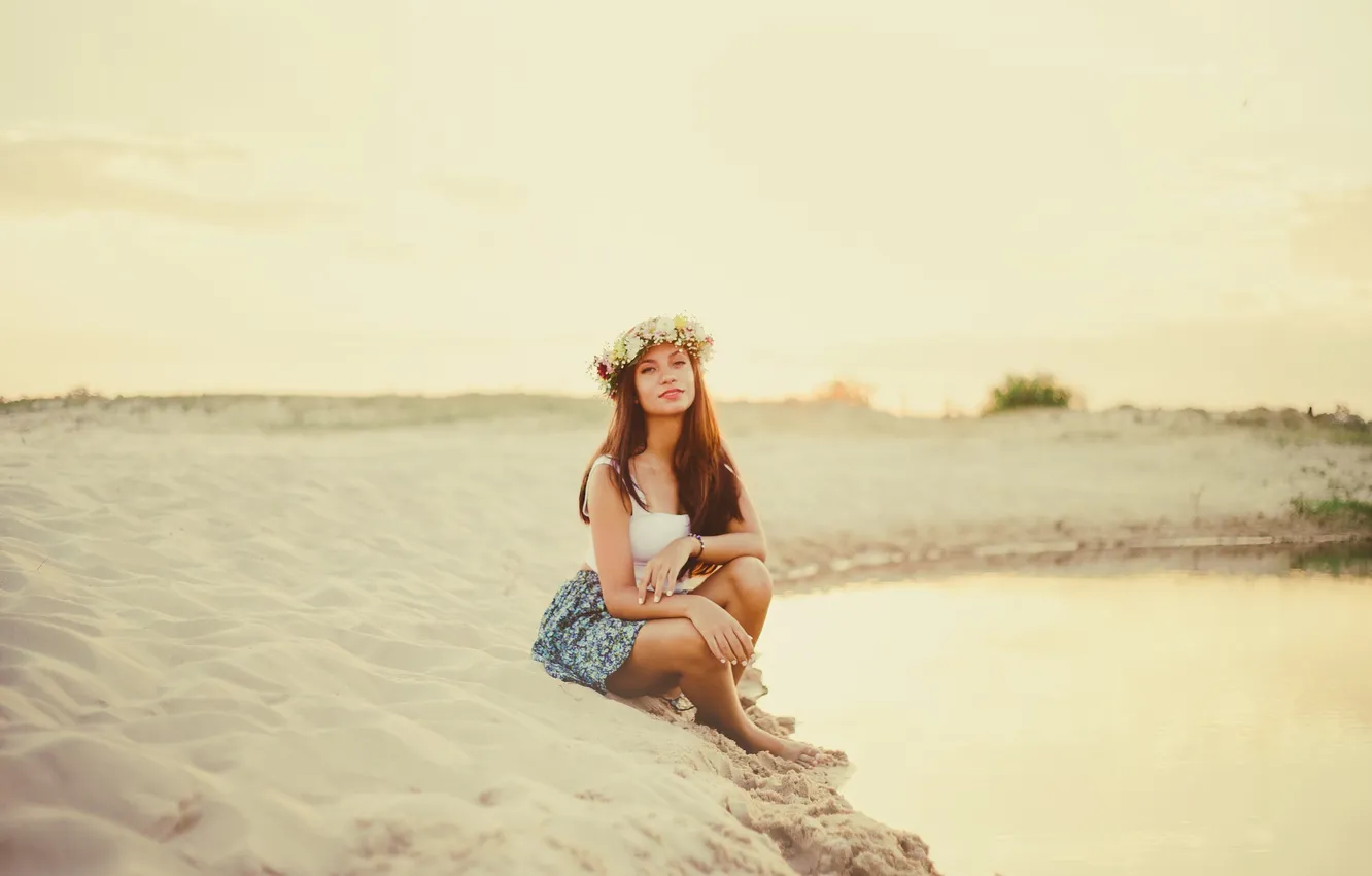 Фото обои девушка, солнце, пруд, волосы, песка, корона из цветов