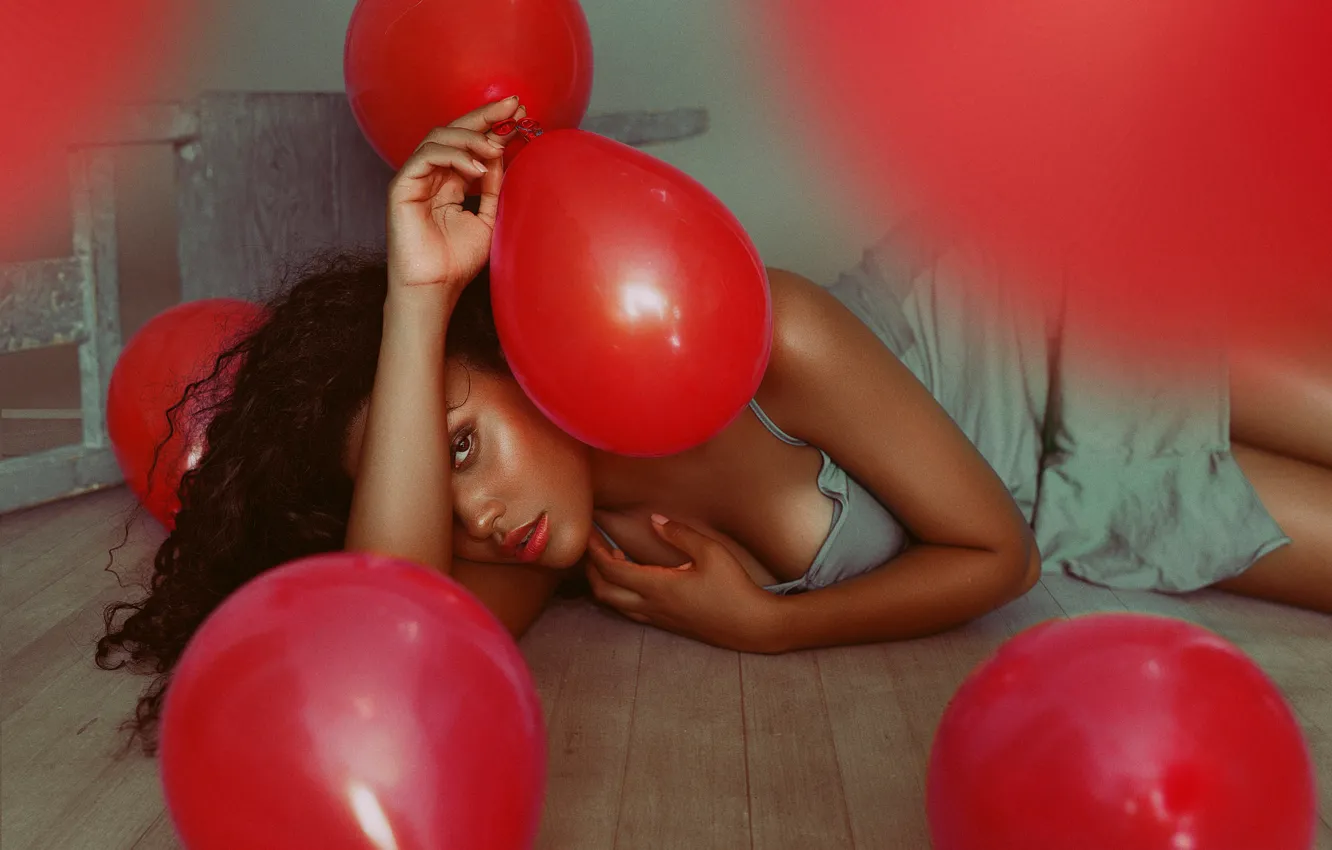 Фото обои взгляд, девушка, поза, настроение, шары, красные, на полу, воздушные шарики