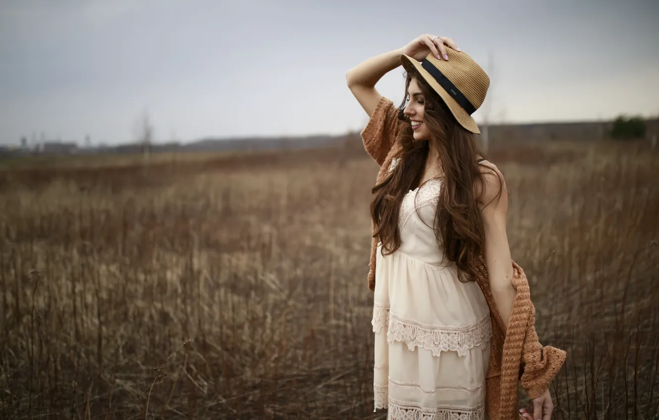 Фото обои поле, девушка, поза, модель, волосы, шляпа, Виктория, Lukasz Struzik