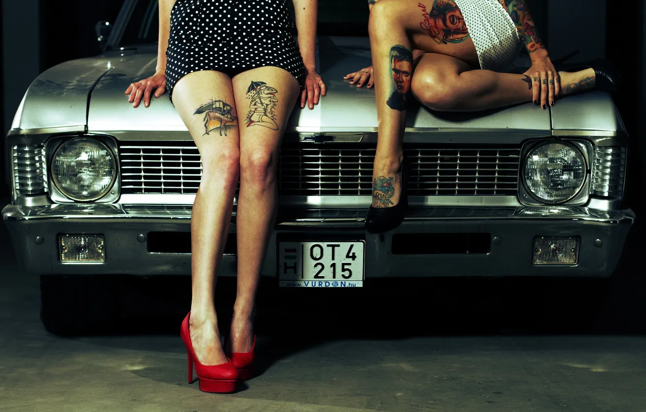 Фото обои машина, девушки, ноги