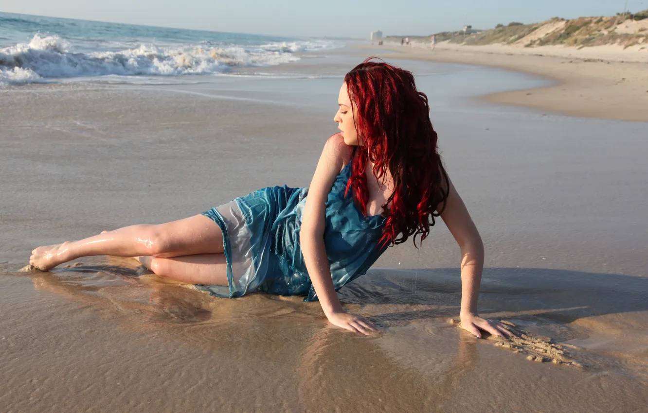 Фото обои песок, море, волны, пляж, девушка, поза, профиль, красные волосы