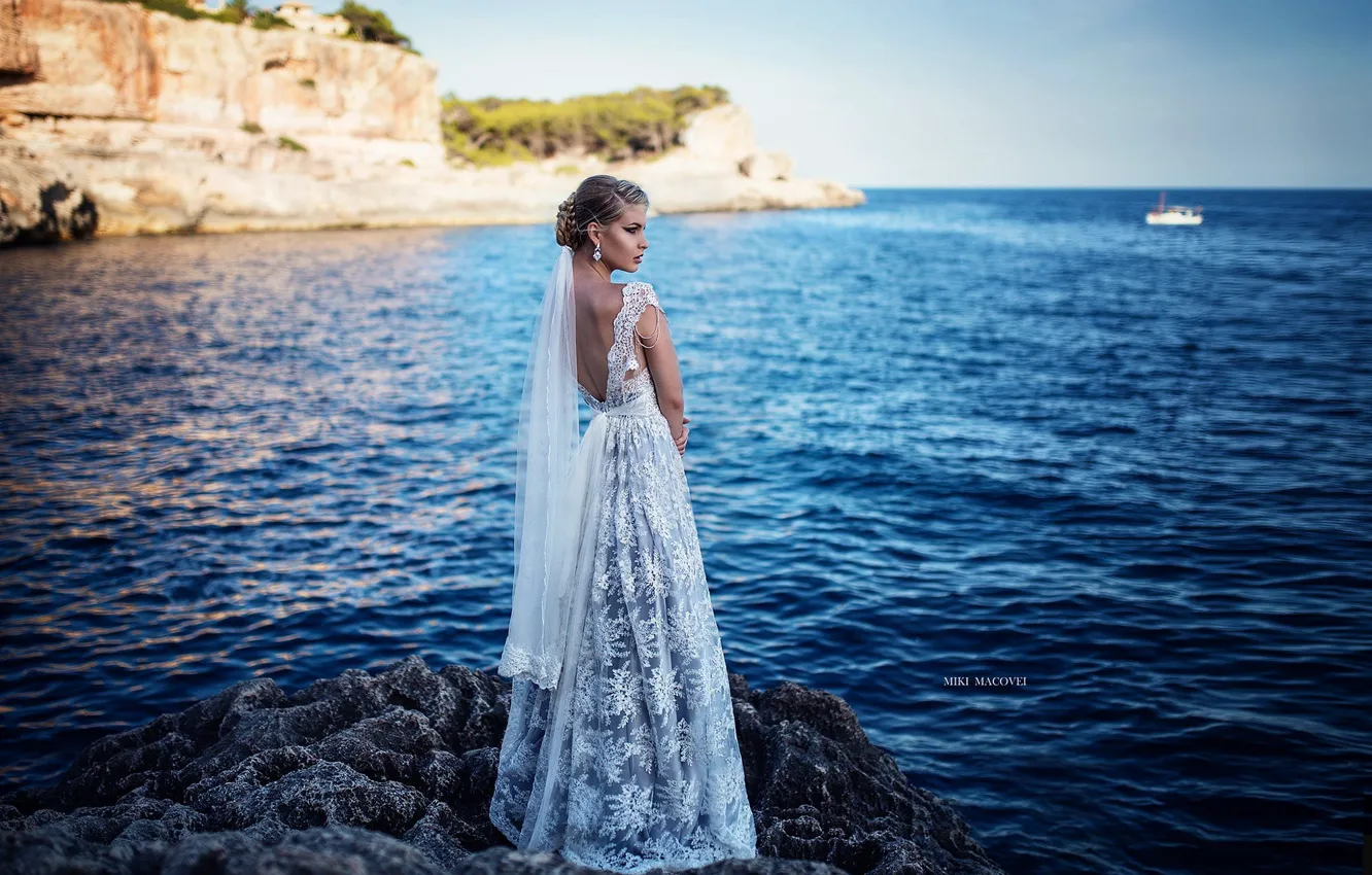 Фото обои море, девушка, скалы, спина, платье, невеста, Miki Macovei