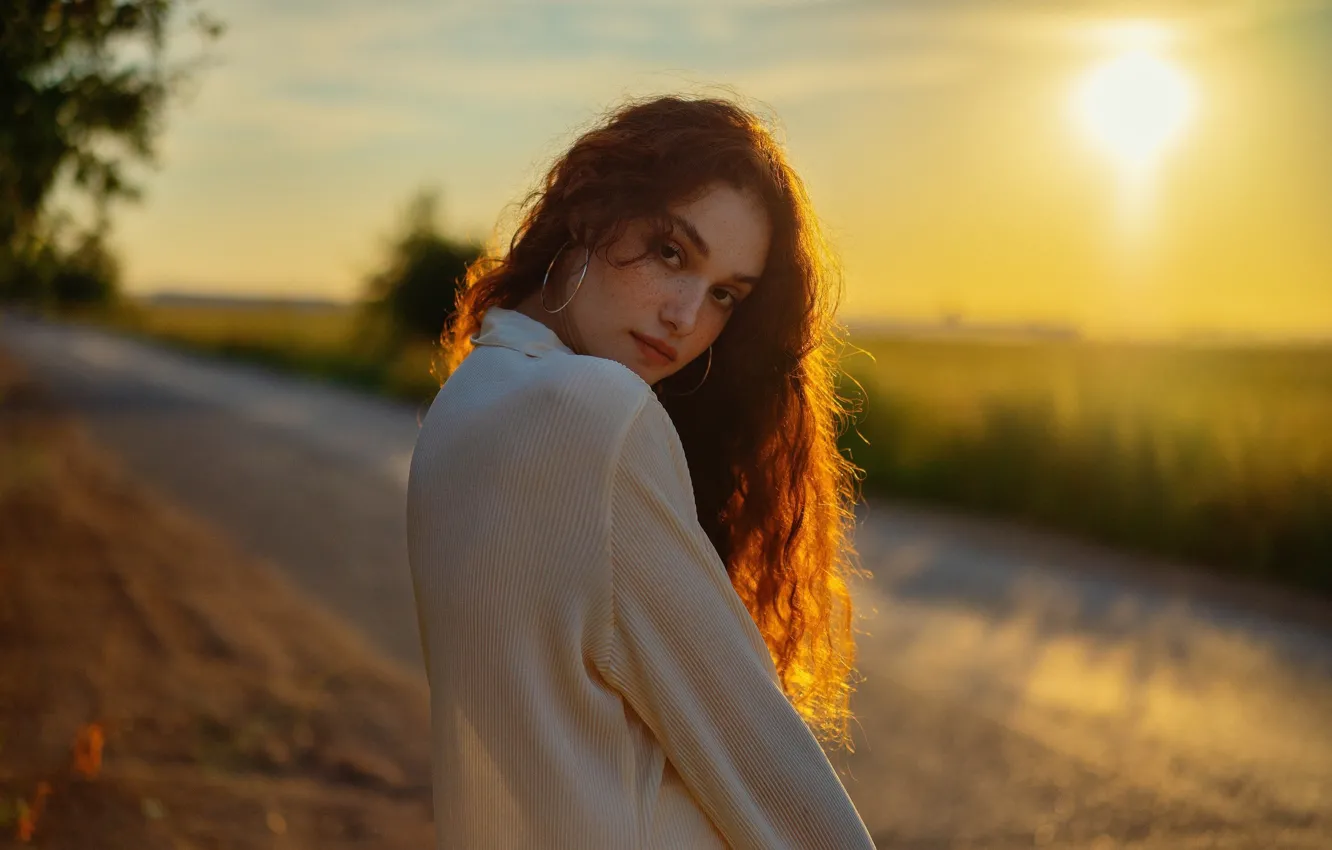 Фото обои взгляд, серьги, веснушки, sunset, закат солнца, look, earrings, freckles