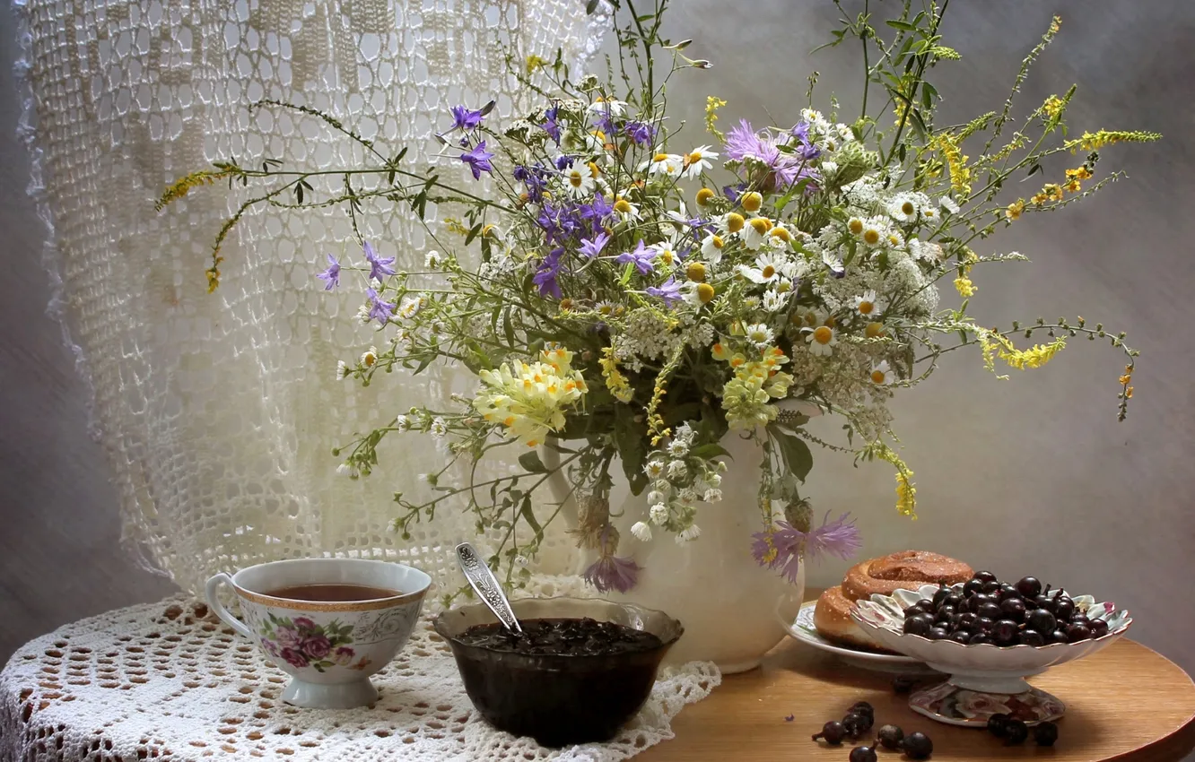 Фото обои цветы, чай, ромашки, букет, натюрморт, смородина, варенье, булочка