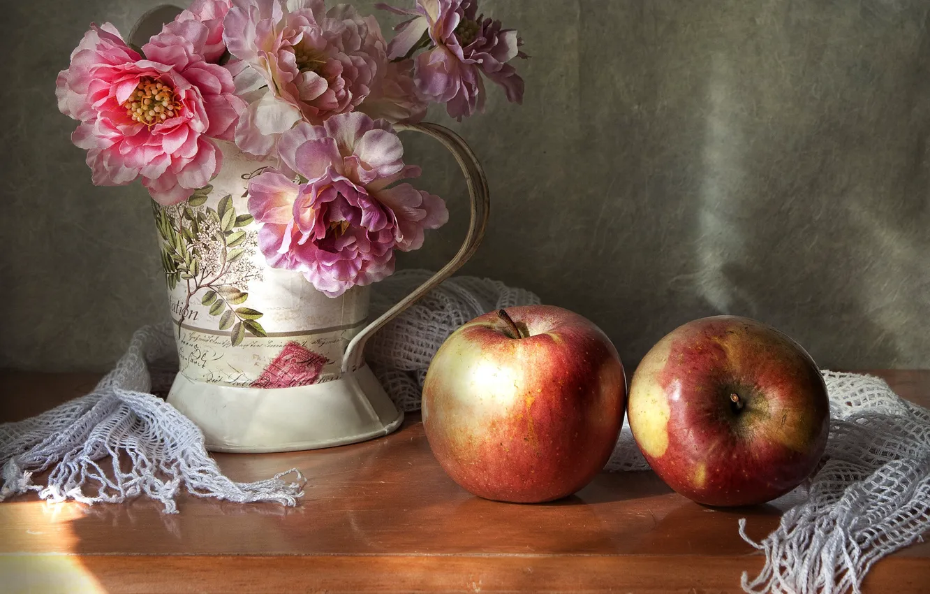 Фото обои свет, цветы, стол, яблоки, букет, красные, ткань, розовые