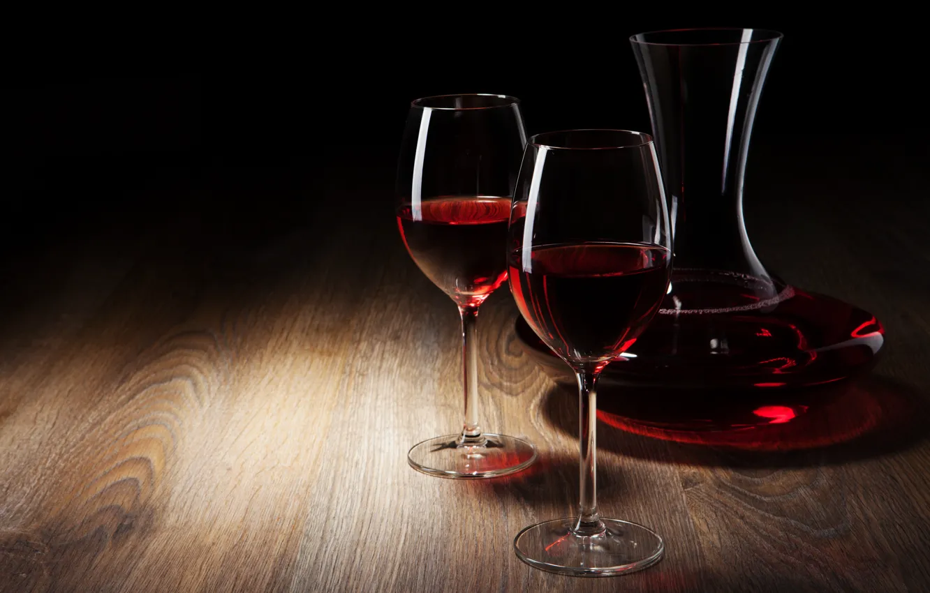 Фото обои стекло, стол, вино, красное, бокалы, черный фон, декантер