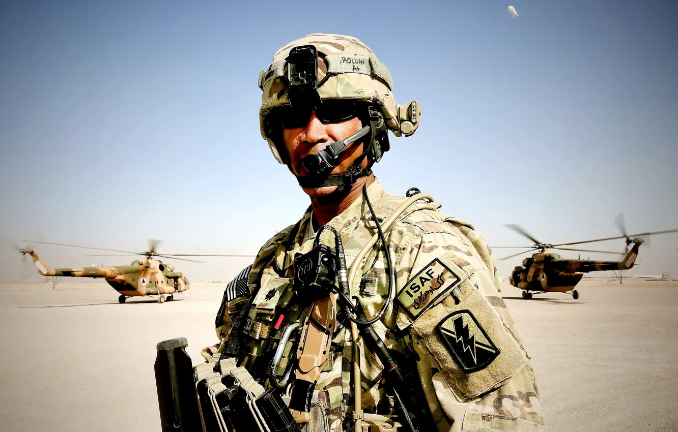 Фото обои экипировка, аэродром, Афганистан, офицер, вертолёты, военнослужащий