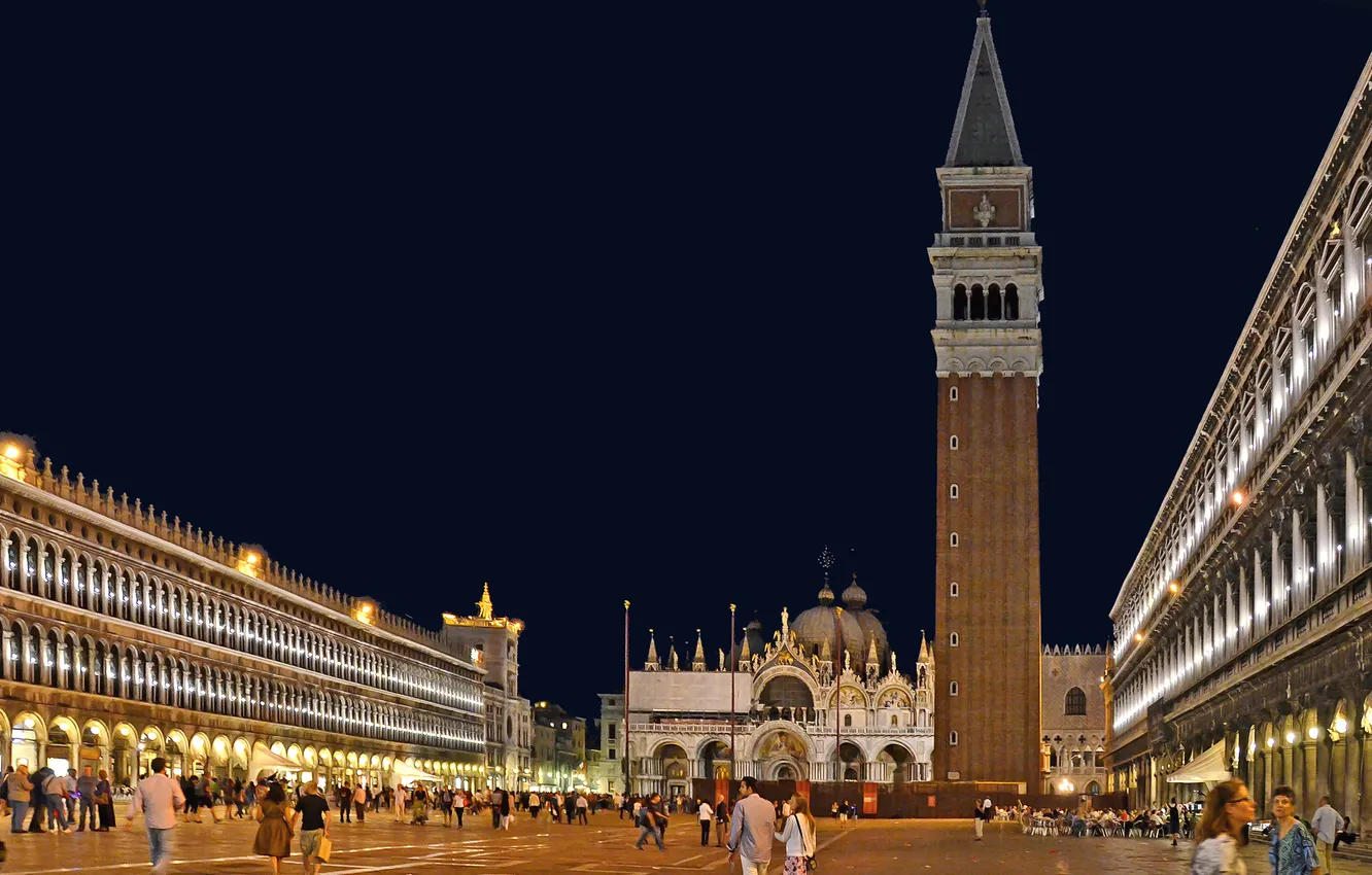 Фото обои ночь, огни, люди, Италия, Венеция, кампанила, собор Святого Марка, площадь Святого Марка