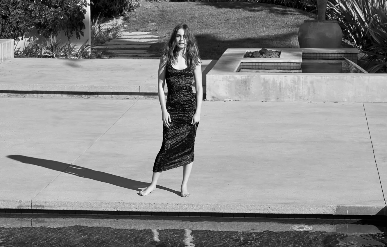 Фото обои взгляд, девушка, поза, тень, бассейн, фигура, черно-белое, Lily Collins