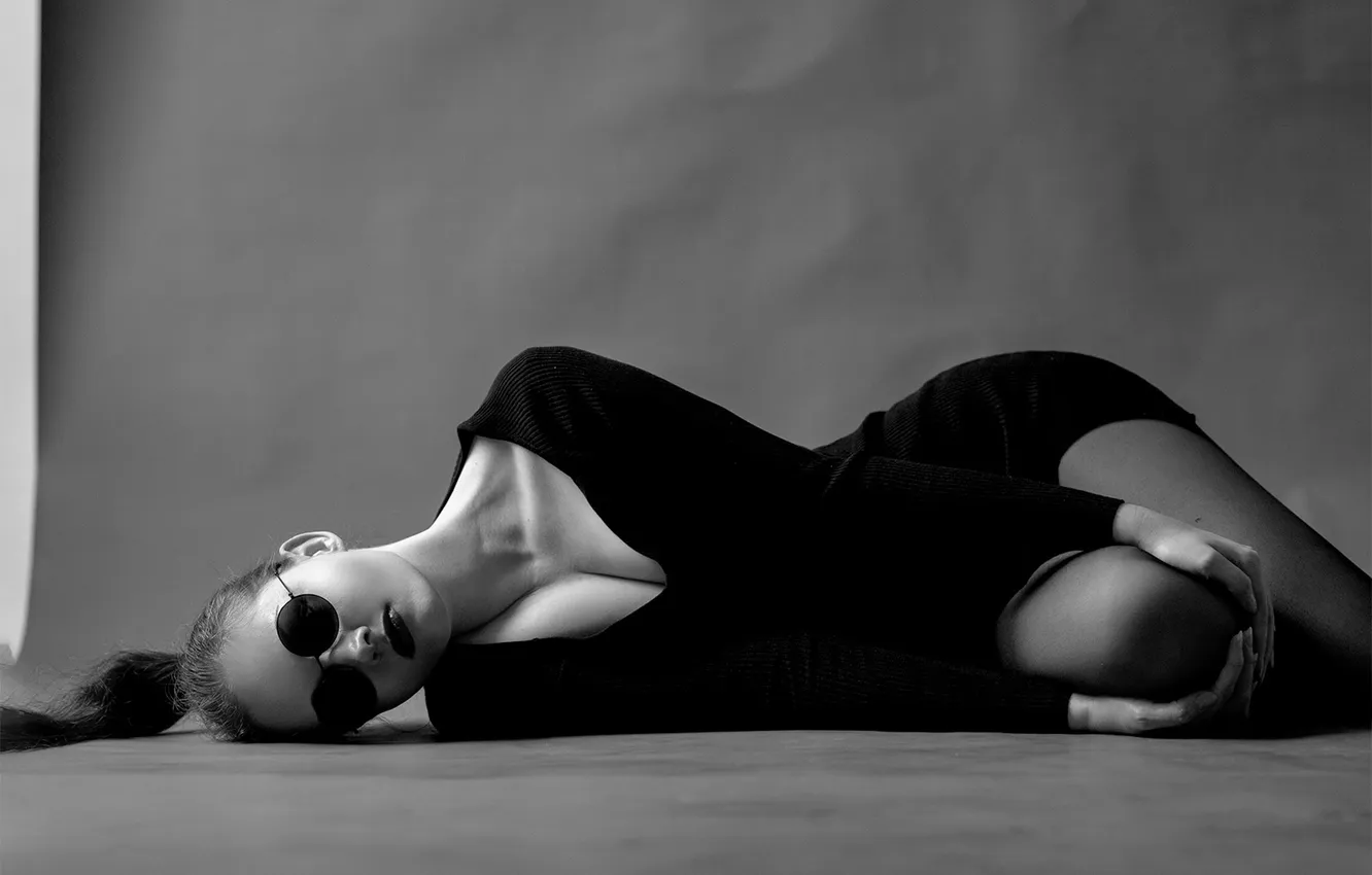 Фото обои девушка, dress, monochrome, model, brunette, hips, on the floor, women with glasses