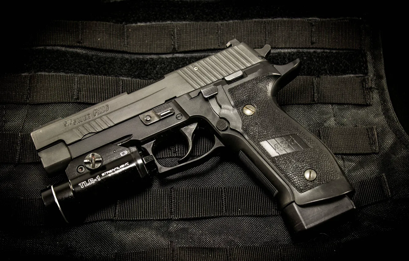 Фото обои пистолет, оружие, фонарик, SIG-Sauer, P226