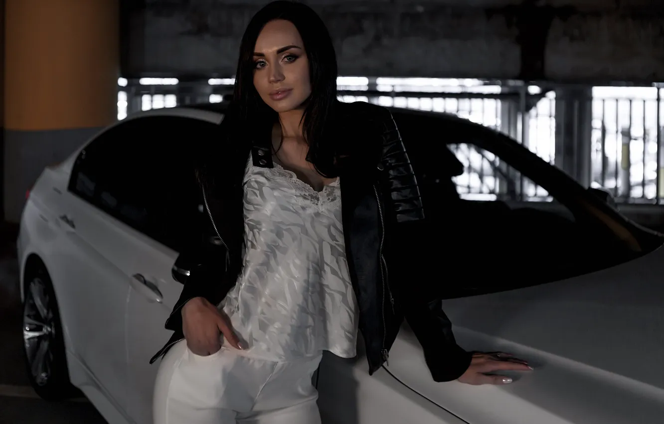 Фото обои взгляд, Девушки, BMW, красивая девушка, Валерия, белый авто, позирует над машиной