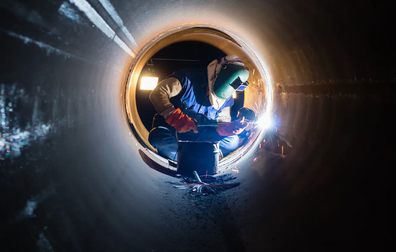 Фото обои laborer, worker, pipe welder, electric arc welding helmet