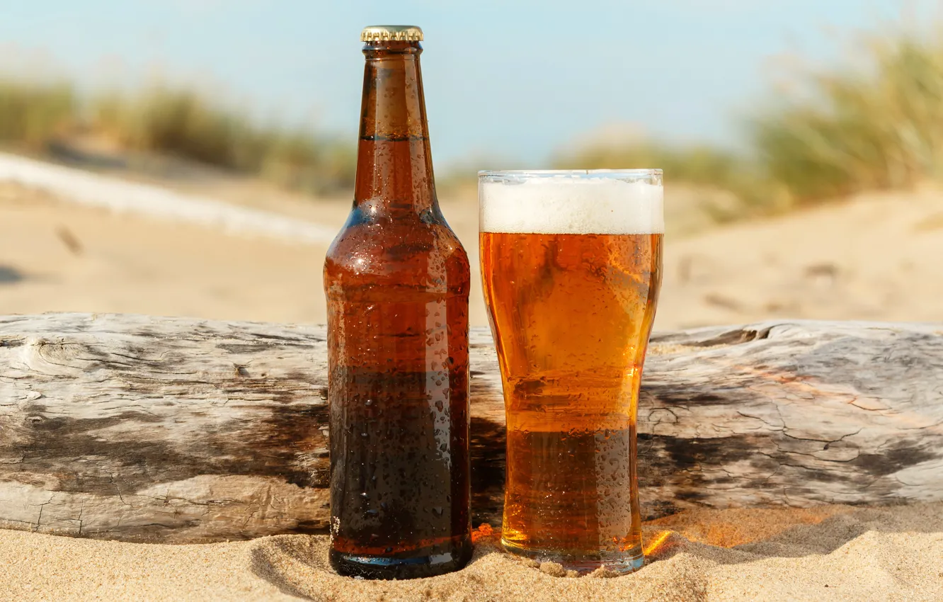Фото обои песок, пляж, пена, солнце, капли, стакан, бутылка, пиво