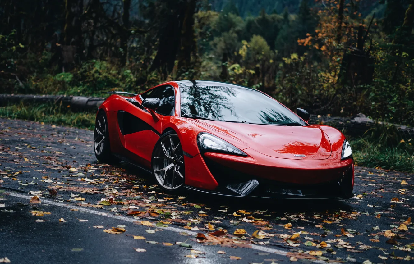 Фото обои Макларен, красный цвет, иномарка, McLaren 570S, жёлтые листья