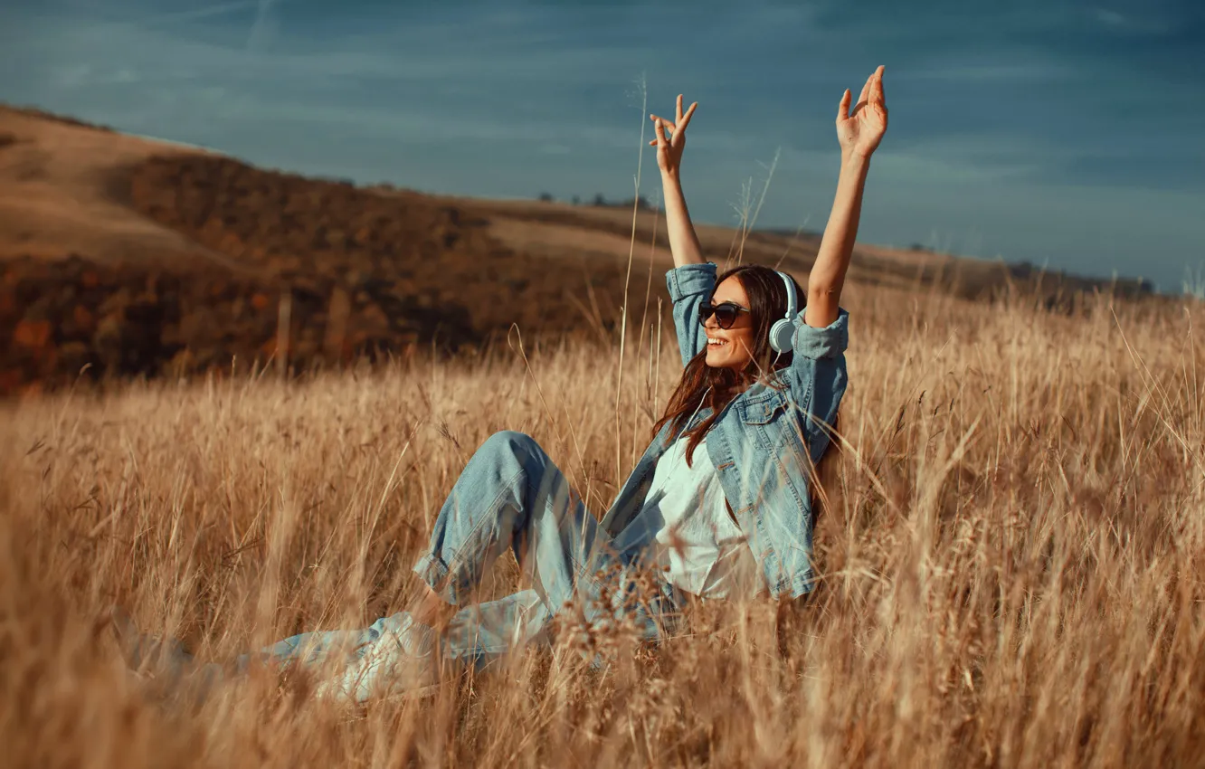 Фото обои поле, трава, девушка, счастье, поза, настроение, джинсы, наушники