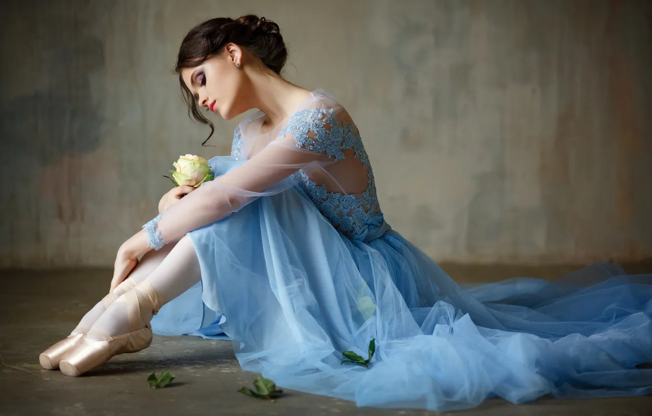 Фото обои поза, балерина, фотосессия, голубое платье