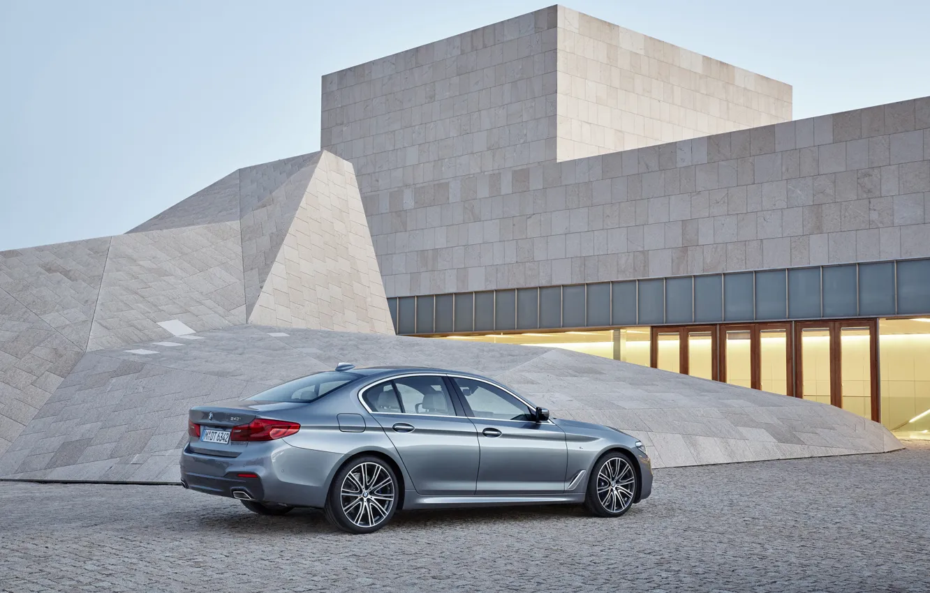 Фото обои небо, свет, серый, здание, BMW, стоянка, архитектура, седан
