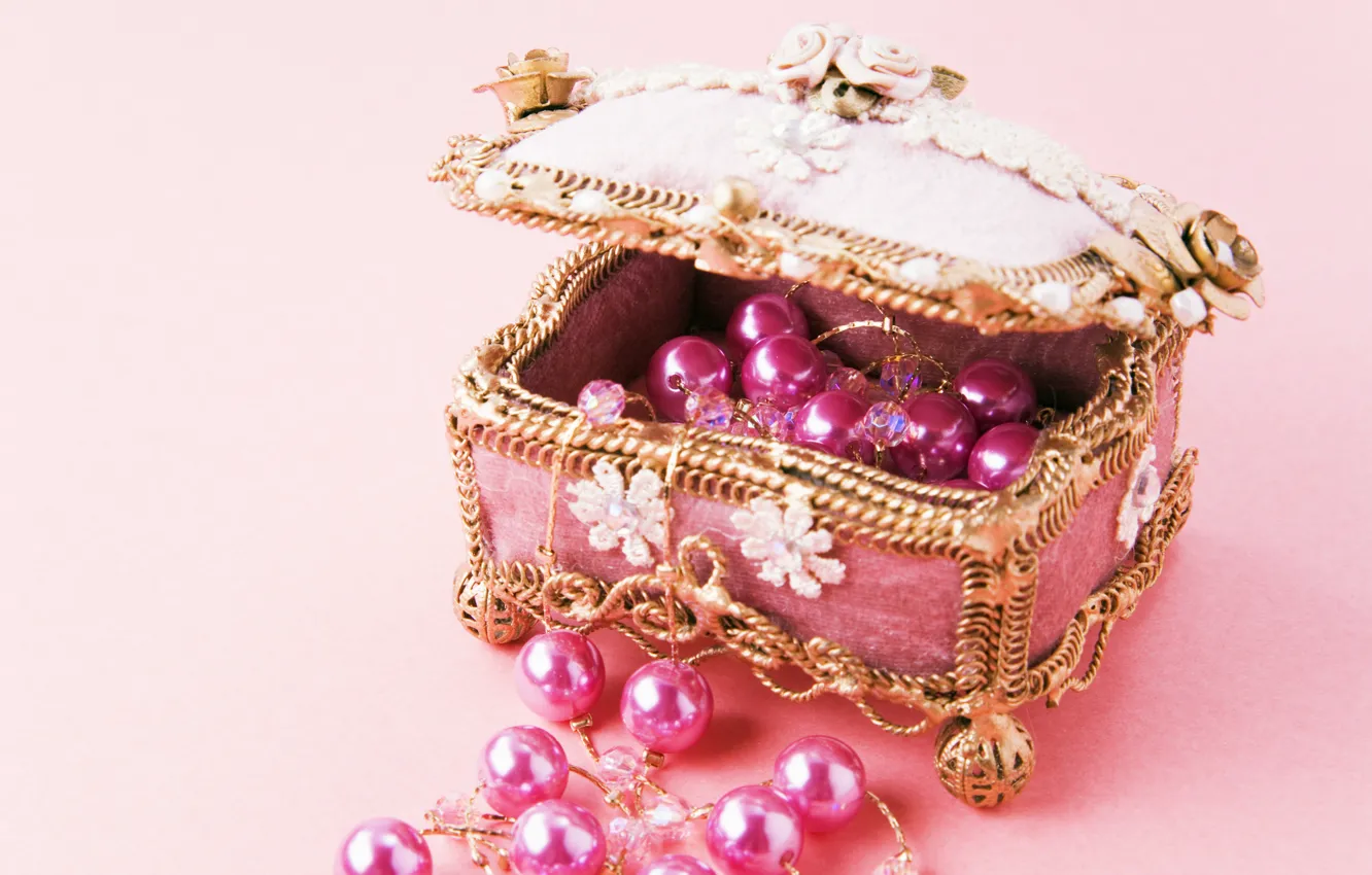 Фото обои украшения, розовая, шкатулка, бусы, нити, сундучок