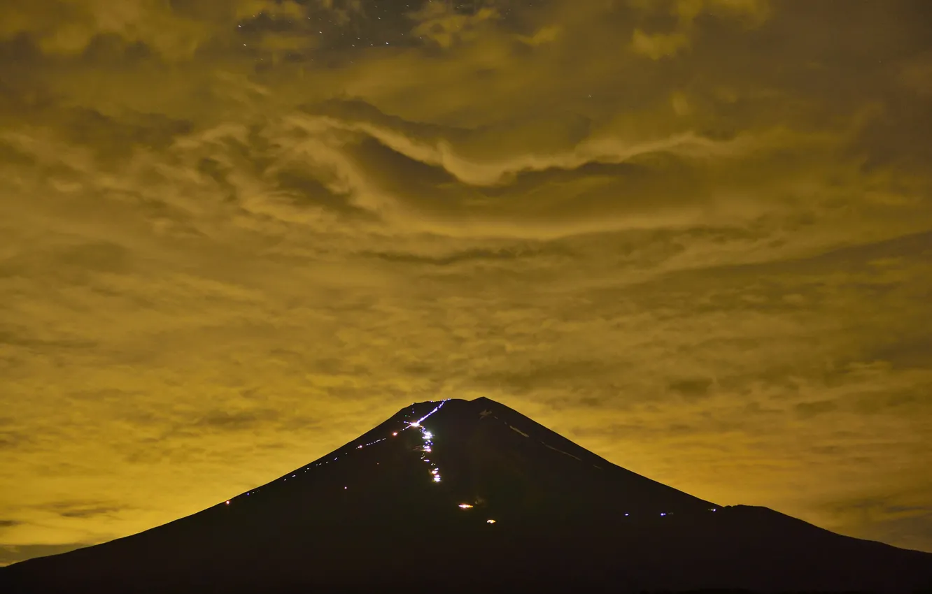Фото обои небо, облака, ночь, огни, Япония, гора Фудзияма