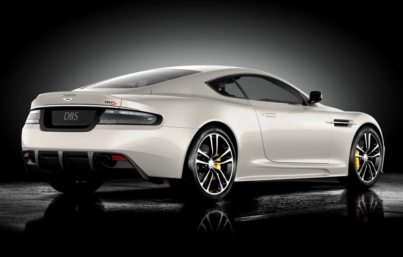 Фото обои белый, отражение, Aston Martin, DBS, суперкар, полумрак, вид сзади, Ultimate