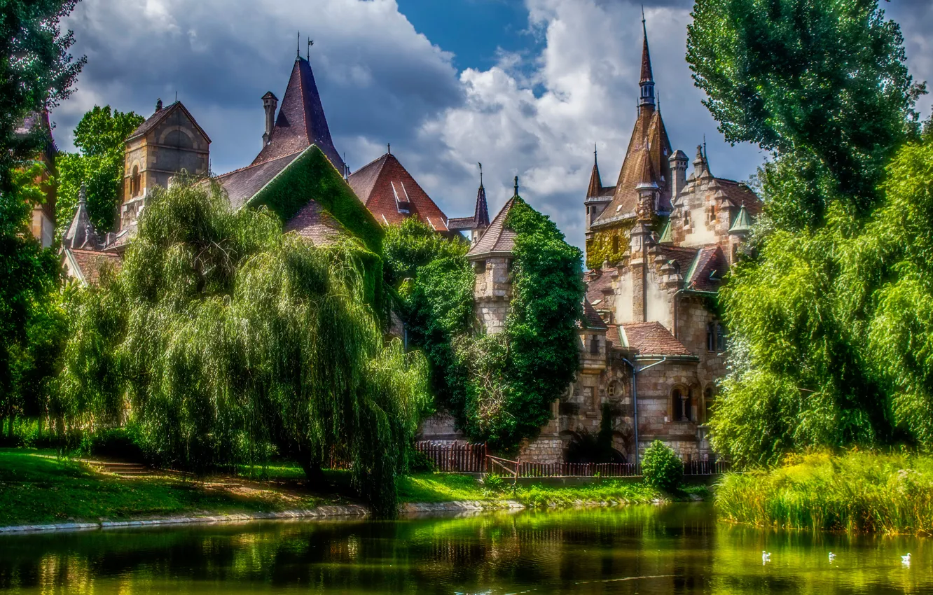 Фото обои зелень, облака, деревья, пруд, замок, HDR, солнечно, Венгрия