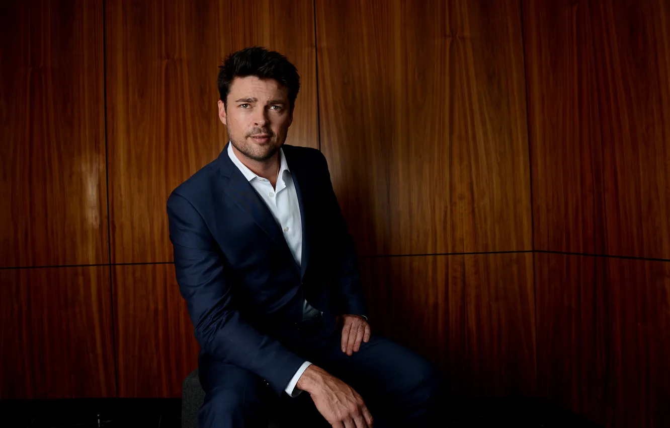 Фото обои фон, портрет, костюм, актёр, Карл Урбан, Karl Urban