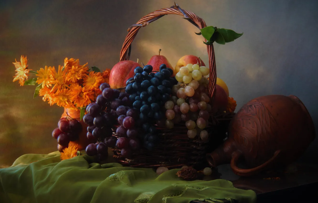 Фото обои цветы, стол, корзина, яблоки, виноград, кувшин, фрукты, натюрморт