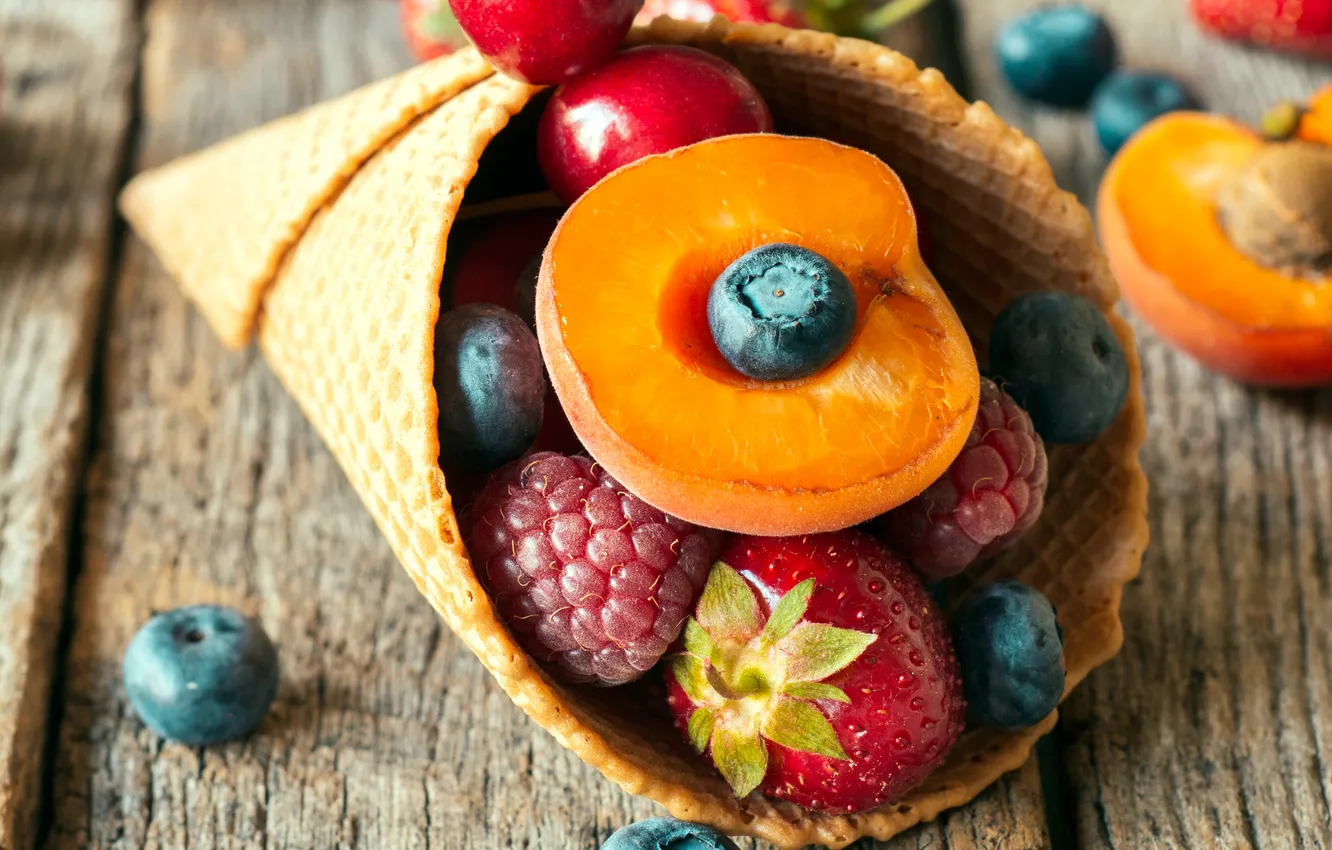 Фото обои вишня, ягоды, малина, черника, клубника, мороженое, рожок, персик
