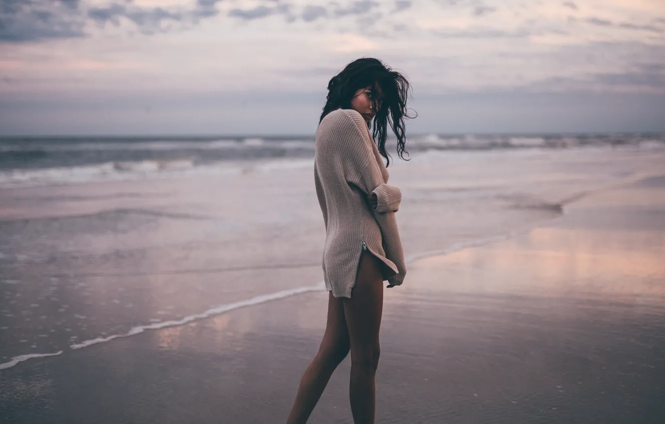 Фото обои песок, пляж, девушка, ветер, локоны