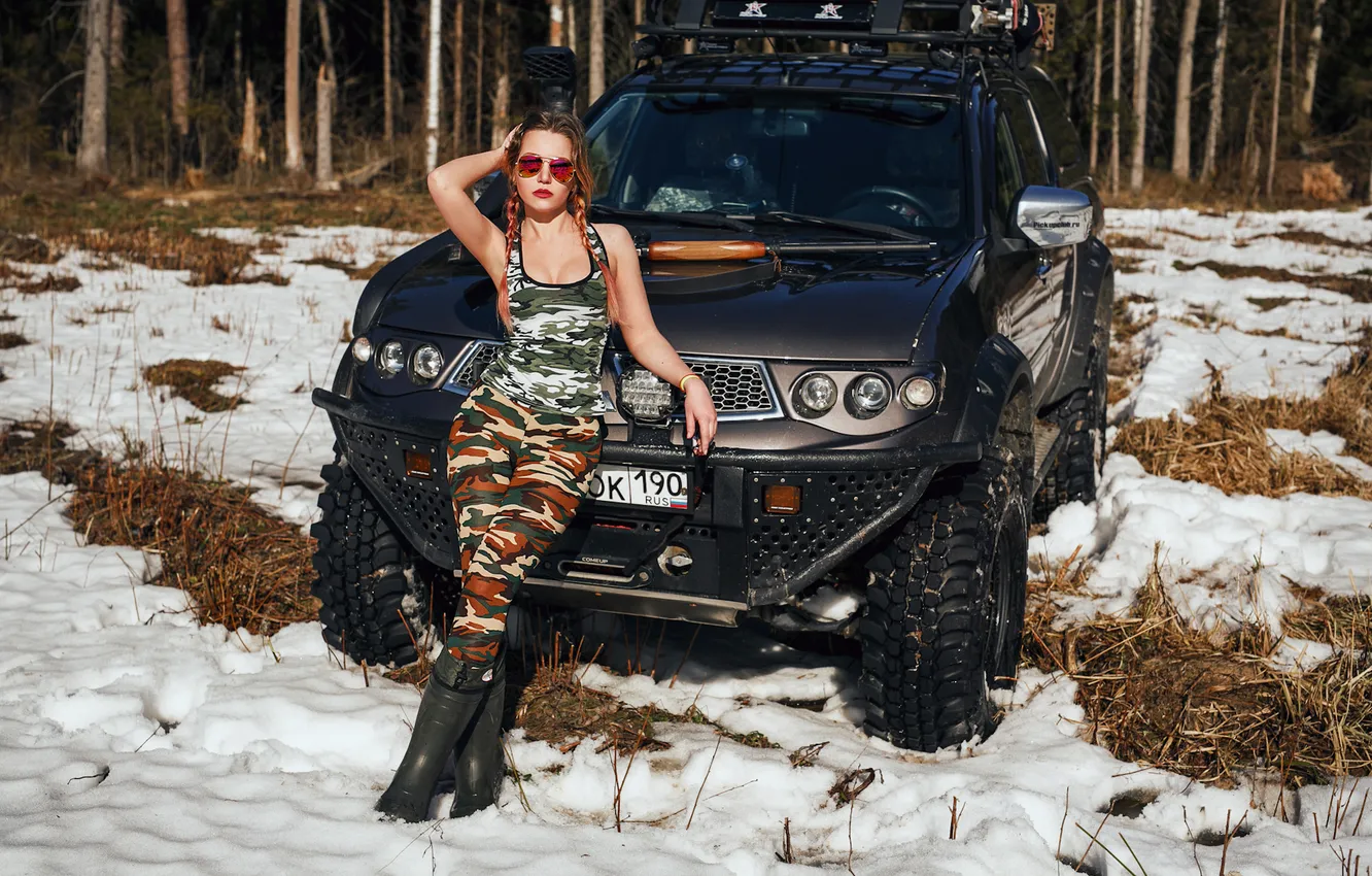 Фото обои girl, jeep, camouflage