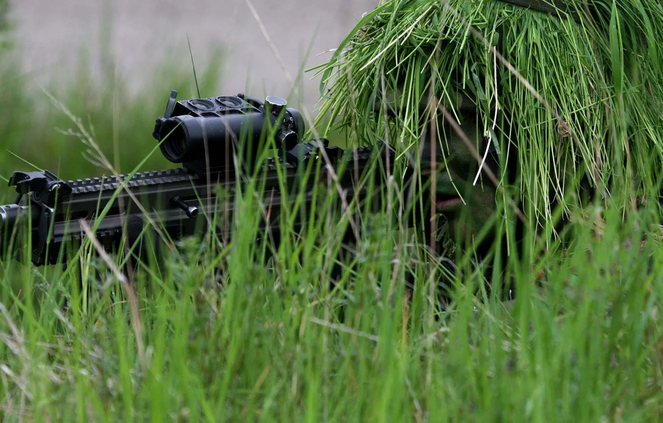 Фото обои трава, оружие, армия, солдат, маскировка