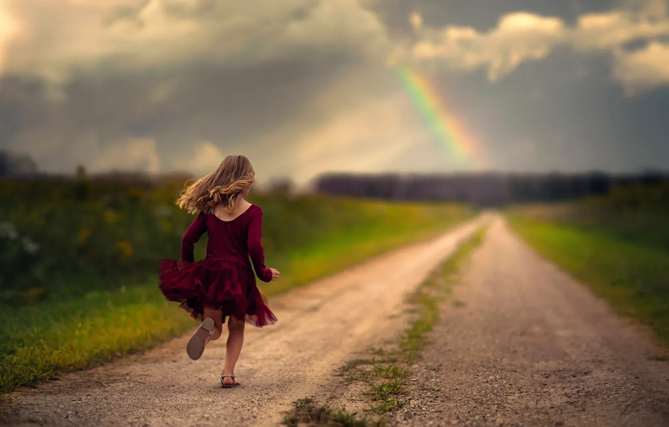 Фото обои дорога, радуга, платье, бег, девочка