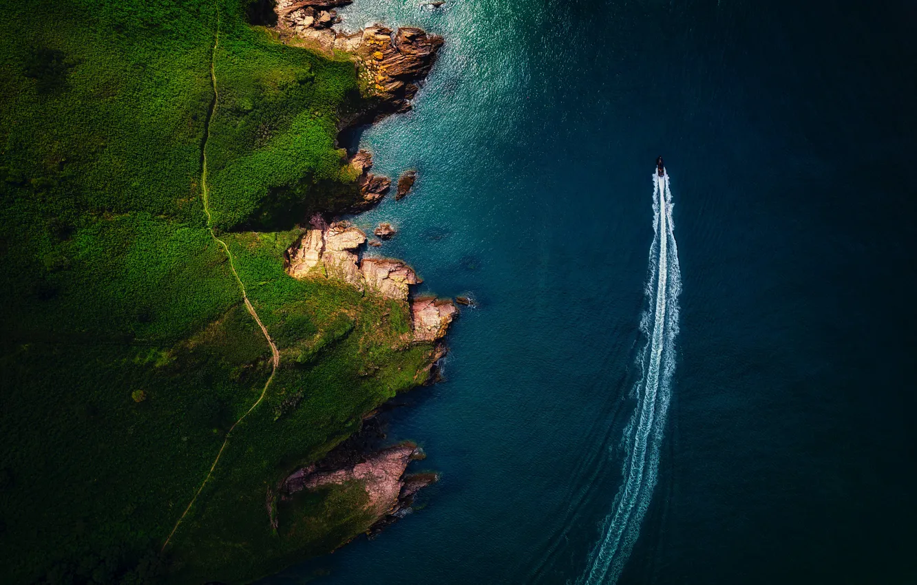 Фото обои green, sea, coast, rocks, pathway, track, boat, aerial view