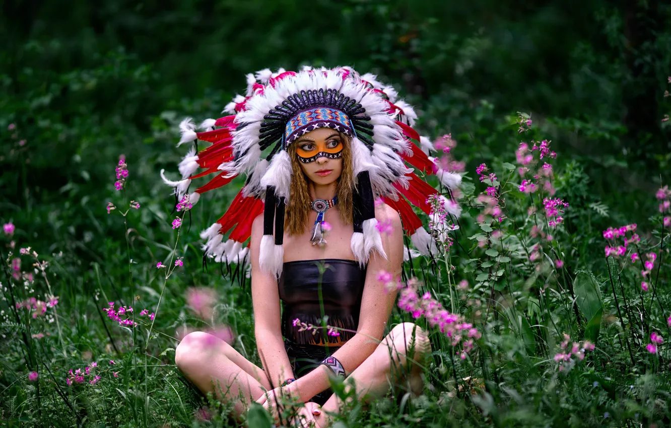 Фото обои трава, девушка, цветы, поза, перья, раскрас, роуч, Вячеслав Цуркан