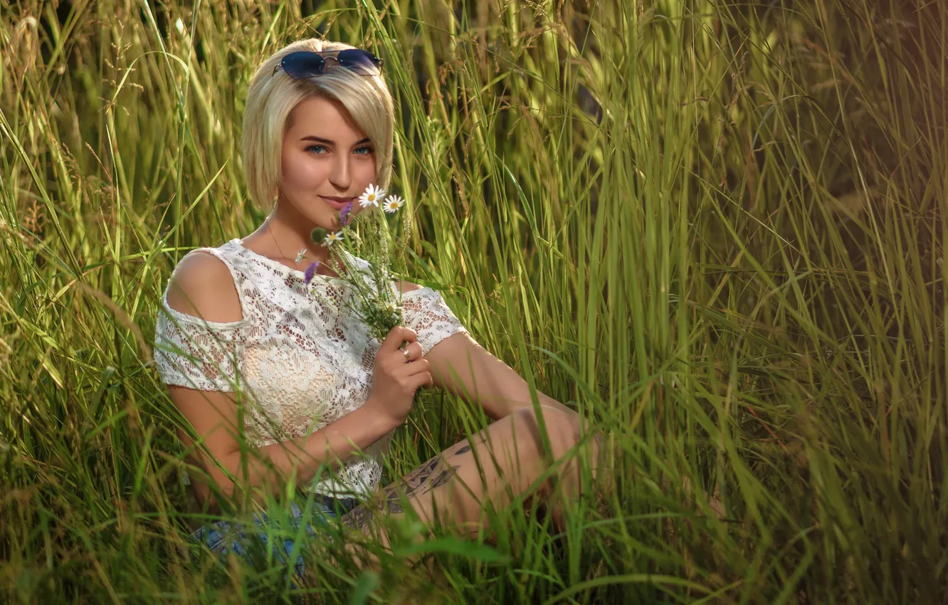 Фото обои трава, взгляд, девушка, блондинка, Anastasia, букетик, Dmitry Medved