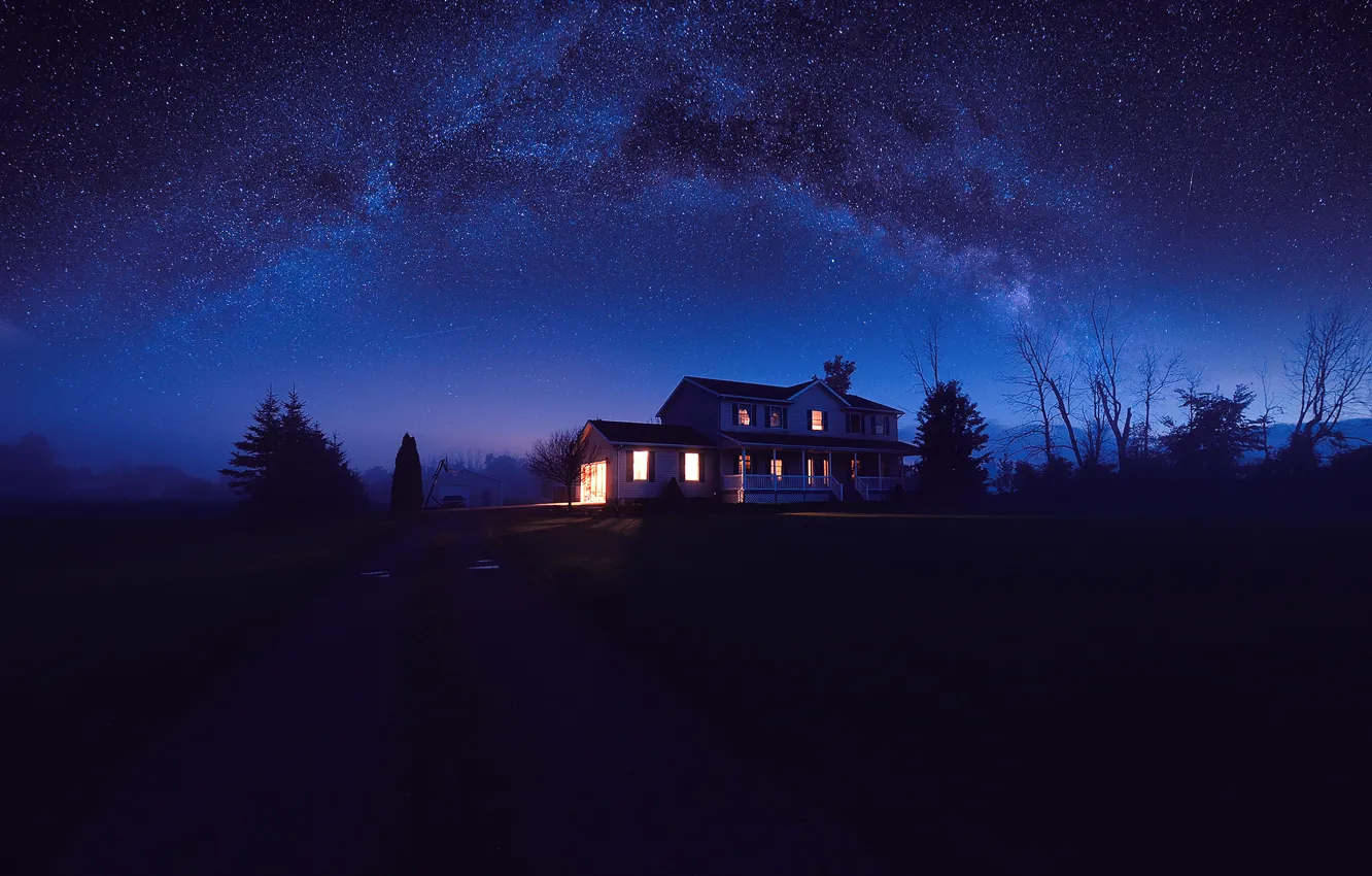 Фото обои дорога, небо, звезды, свет, деревья, природа, дом, темнота