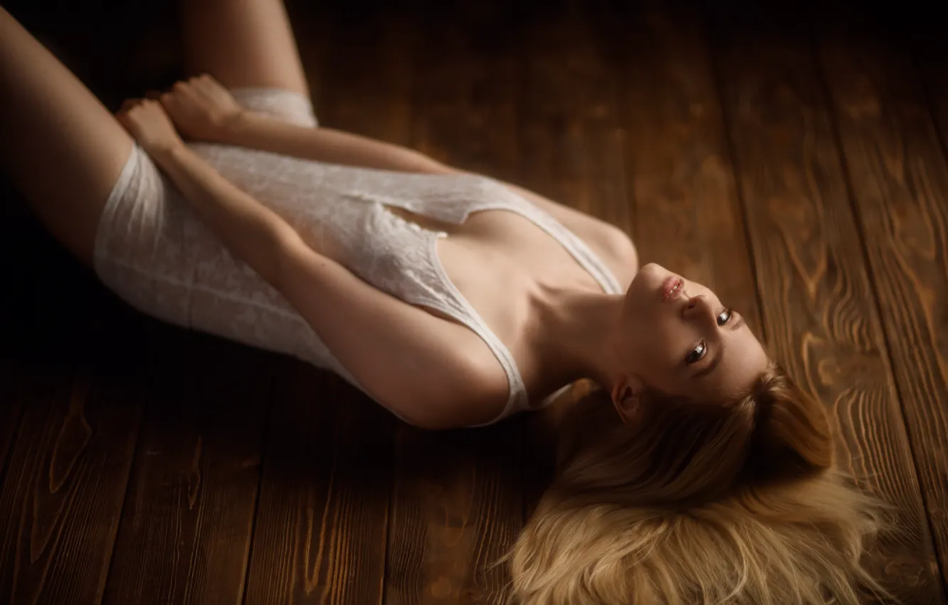 Фото обои взгляд, девушка, поза, волосы, доски, на полу, Сергей Сорокин